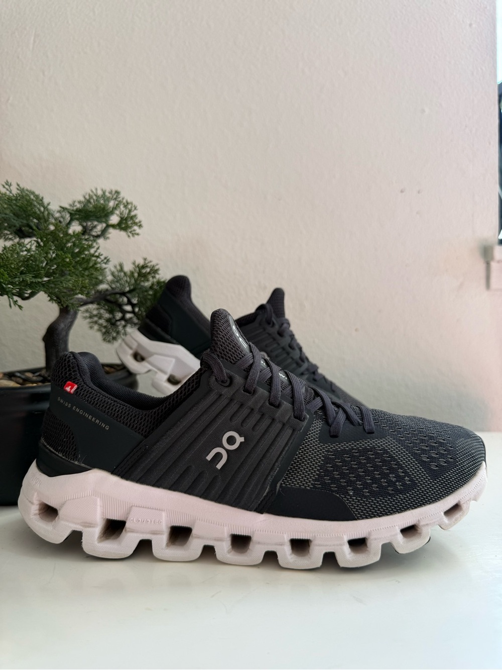 On Running cloudswift Women size 7.5 Athletic Shoes - Black & White